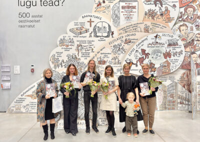 Raamatuaastale pühendatud tegelusraamat valmis koostöös Eesti Rahva Muuseumiga. Pildil tegelusraamatu meeskond, kellest Tanel Rannala pildistab.