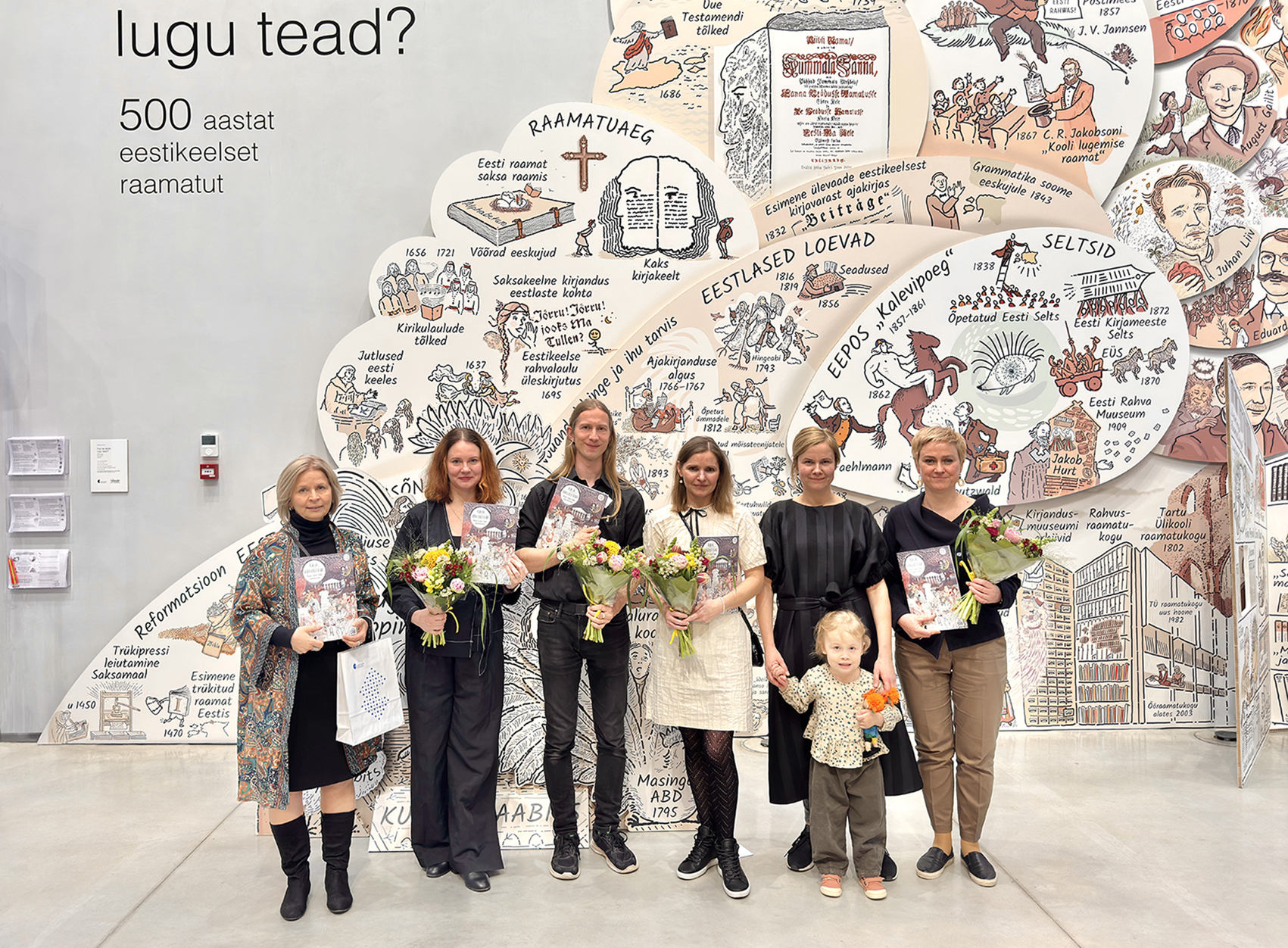 2025-04-25 siiri taimla-rannala eesti rahva muuseum raamatuaasta tegelusraamatu meeskond pildistab meeskonna liige Tanel Rannala Raamatuaastale pühendatud tegelusraamat valmis koostöös Eesti Rahva Muuseumiga. Pildil tegelusraamatu meeskond, kellest Tanel Rannala pildistab.